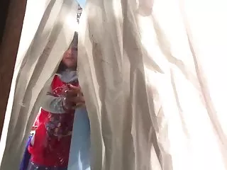 دو بچه فاک سکسی در خواب بر روی مبل قرمز.