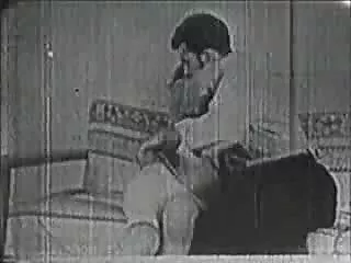 سبزه جوان می شود سکسخواب در صندلی.