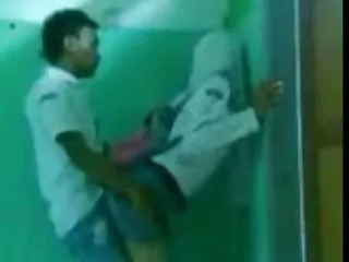 نقش بازی بازی با یک دختر زیبا در ماسک. فیلم سکسی مادر در خواب