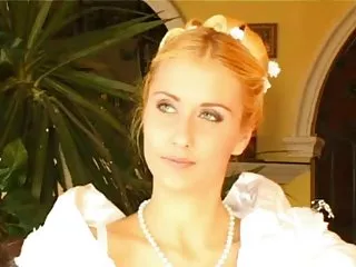 دارای موی سرخ در نیمکت چرم. سکس در خواب مامان